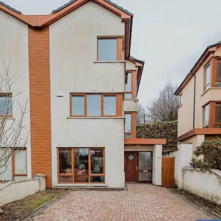 4 Bedroom House, 10 Minutes Walk From City Vakantiehuis *