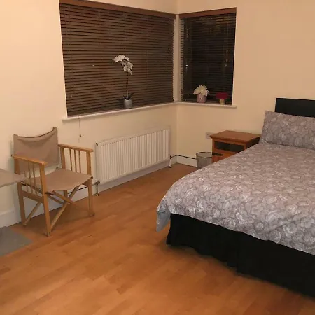 4 Bedroom House, 10 Minutes Walk From City Vakantiehuis Cork