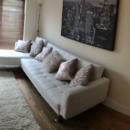 Vakantiehuis 4 Bedroom House, 10 Minutes Walk From City