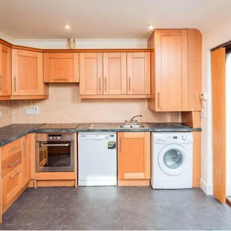 4 Bedroom House, 10 Minutes Walk From City Vakantiehuis Cork