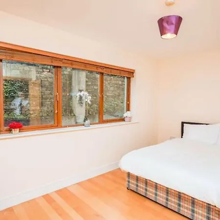Vakantiehuis 4 Bedroom House, 10 Minutes Walk From City