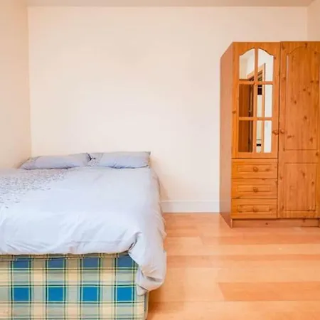4 Bedroom House, 10 Minutes Walk From City Vakantiehuis *