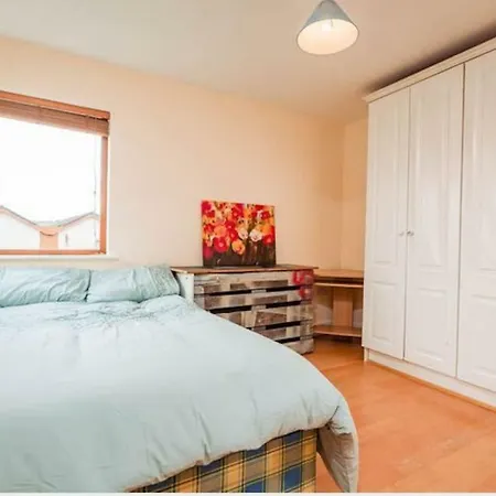 Vakantiehuis 4 Bedroom House, 10 Minutes Walk From City