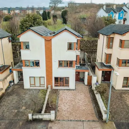 4 Bedroom House, 10 Minutes Walk From City Vakantiehuis *