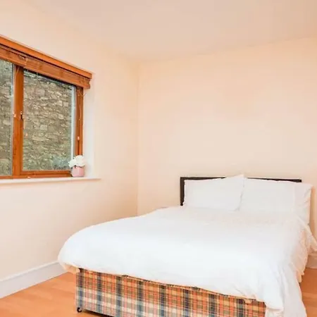 4 Bedroom House, 10 Minutes Walk From City Vakantiehuis Cork