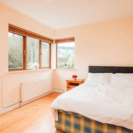 Vakantiehuis 4 Bedroom House, 10 Minutes Walk From City *