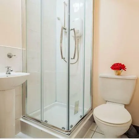 4 Bedroom House, 10 Minutes Walk From City *