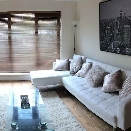 Vakantiehuis 4 Bedroom House, 10 Minutes Walk From City *