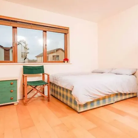 4 Bedroom House, 10 Minutes Walk From City Vakantiehuis