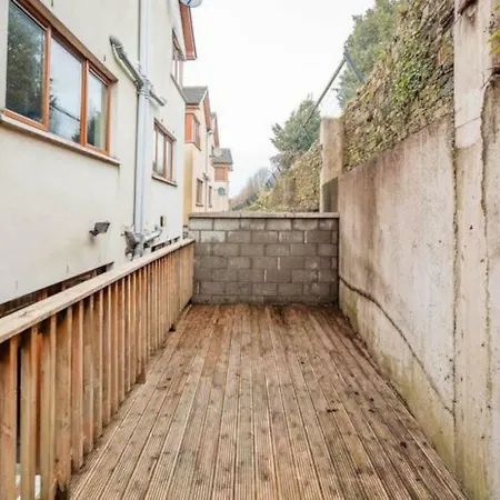 Vakantiehuis 4 Bedroom House, 10 Minutes Walk From City *