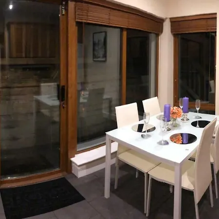4 Bedroom House, 10 Minutes Walk From City Vakantiehuis