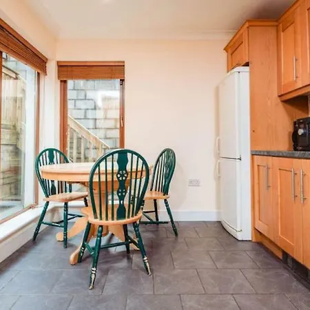 4 Bedroom House, 10 Minutes Walk From City